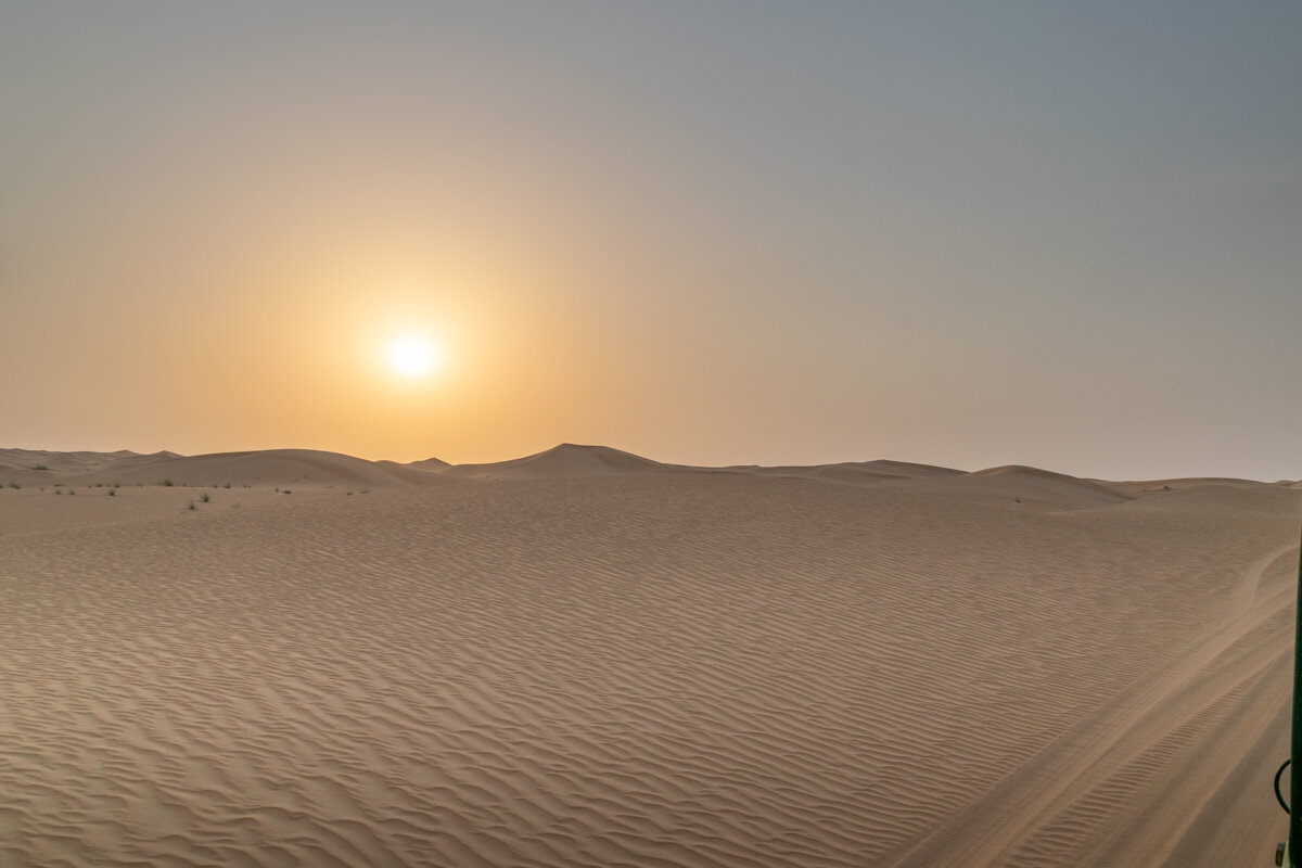 Dans le désert à Dubai au coucher du soleil