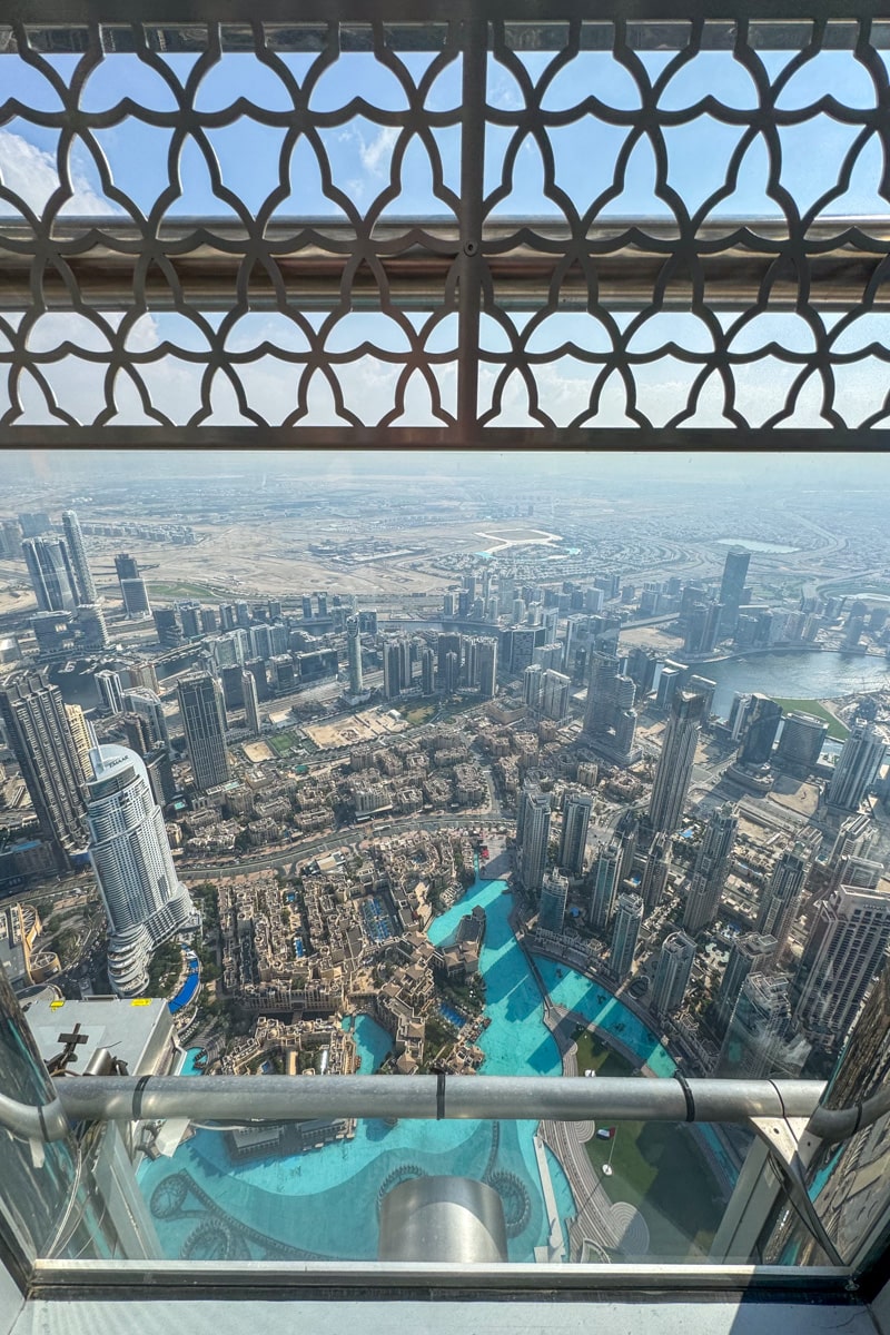 Vue sur les fontaines et la ville de Dubai depuis Burj Khalifa