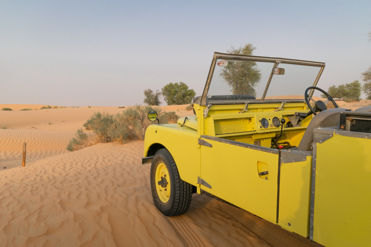 Jeep jaune dans le désert à Dubai