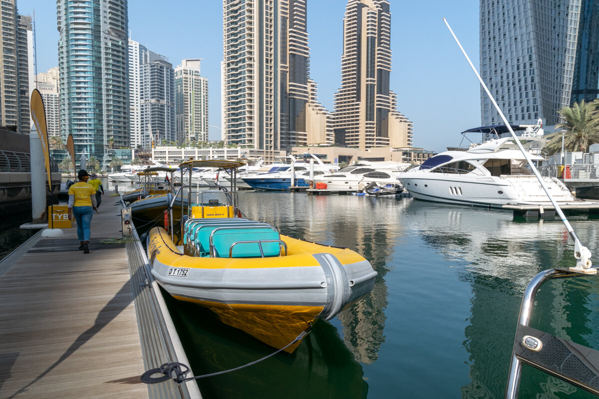 Dans la marina de Dubai avec un Yellow Boat