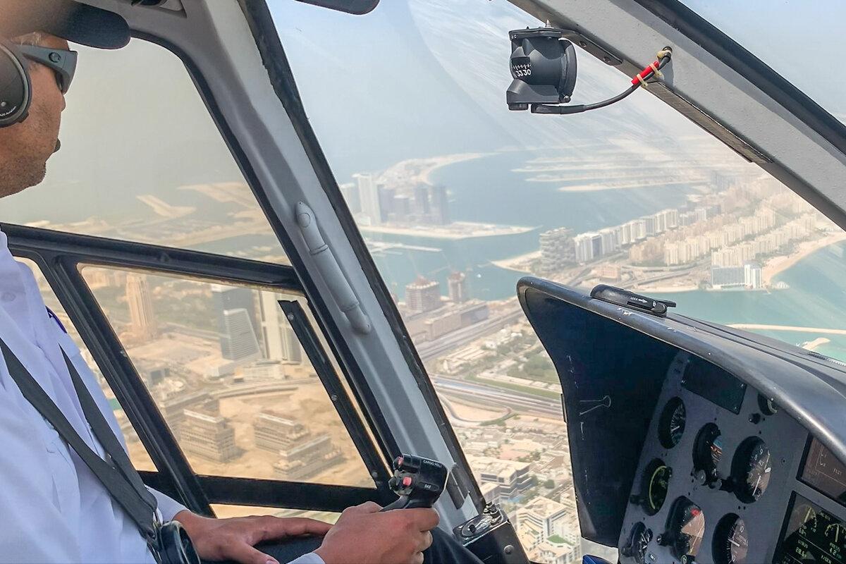 Pilote dans un hélicoptère à Dubai