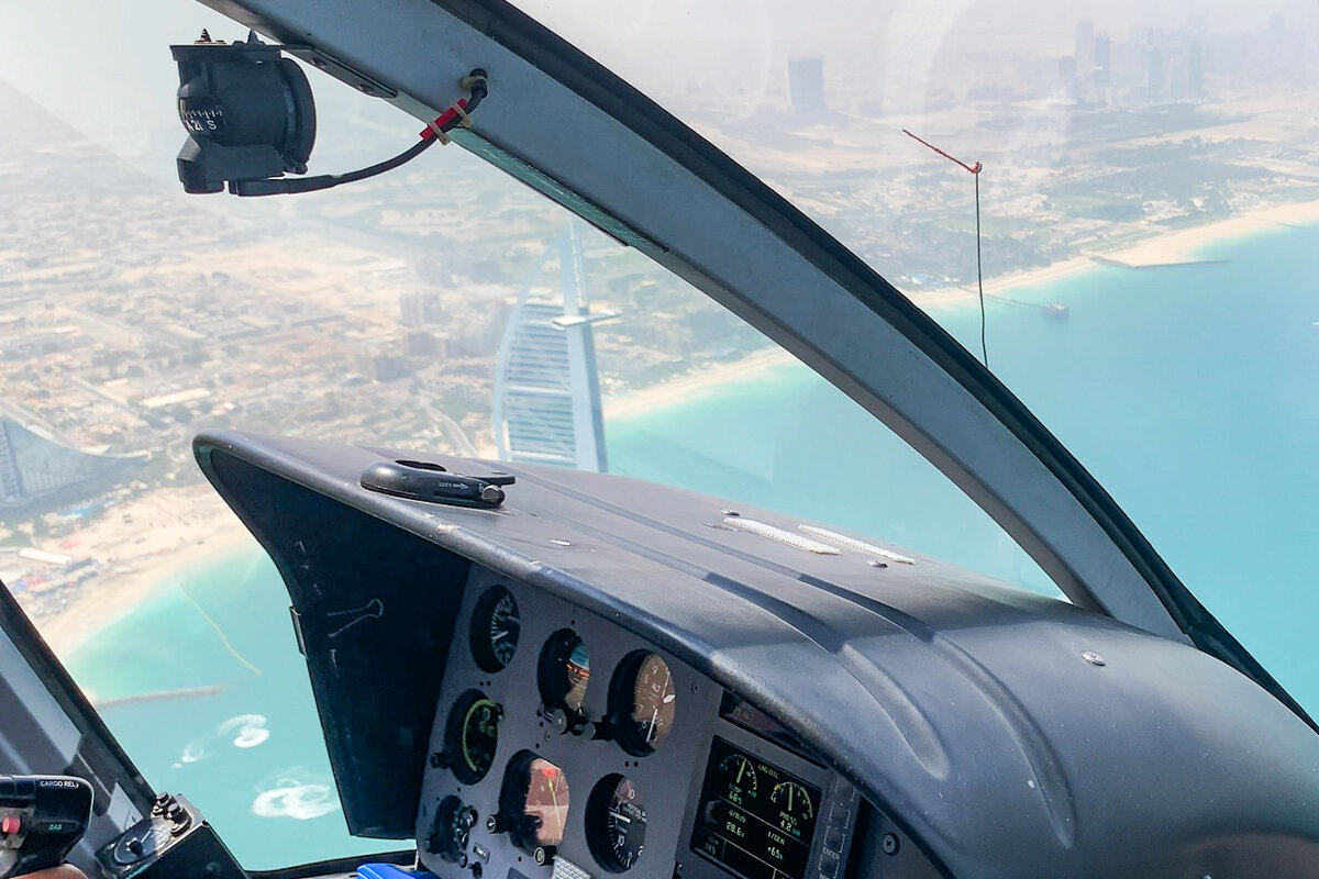 Tableau de bord dans un hélico à Dubai