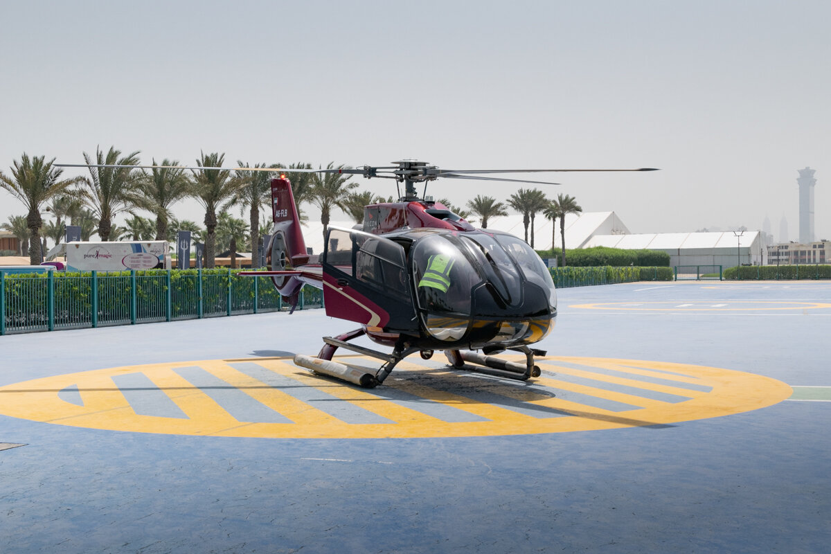 Hélicoptère sur une piste de décollage à Dubai