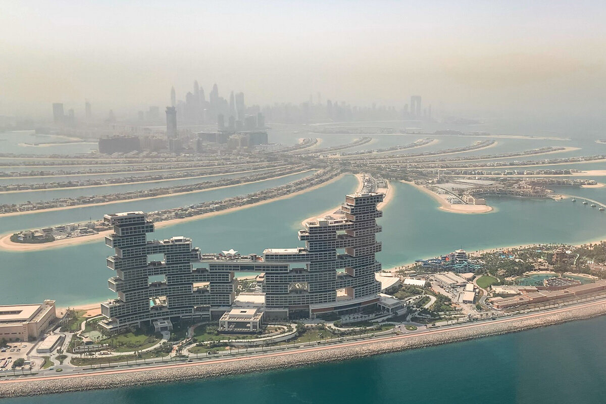 Vue sur l'Atlantis The Royal depuis un hélicoptère à Dubai
