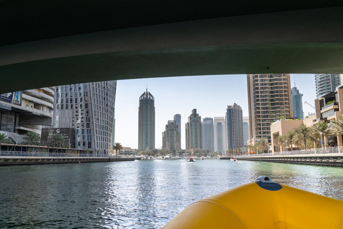 Yellow Boat sous un pont à Dubai