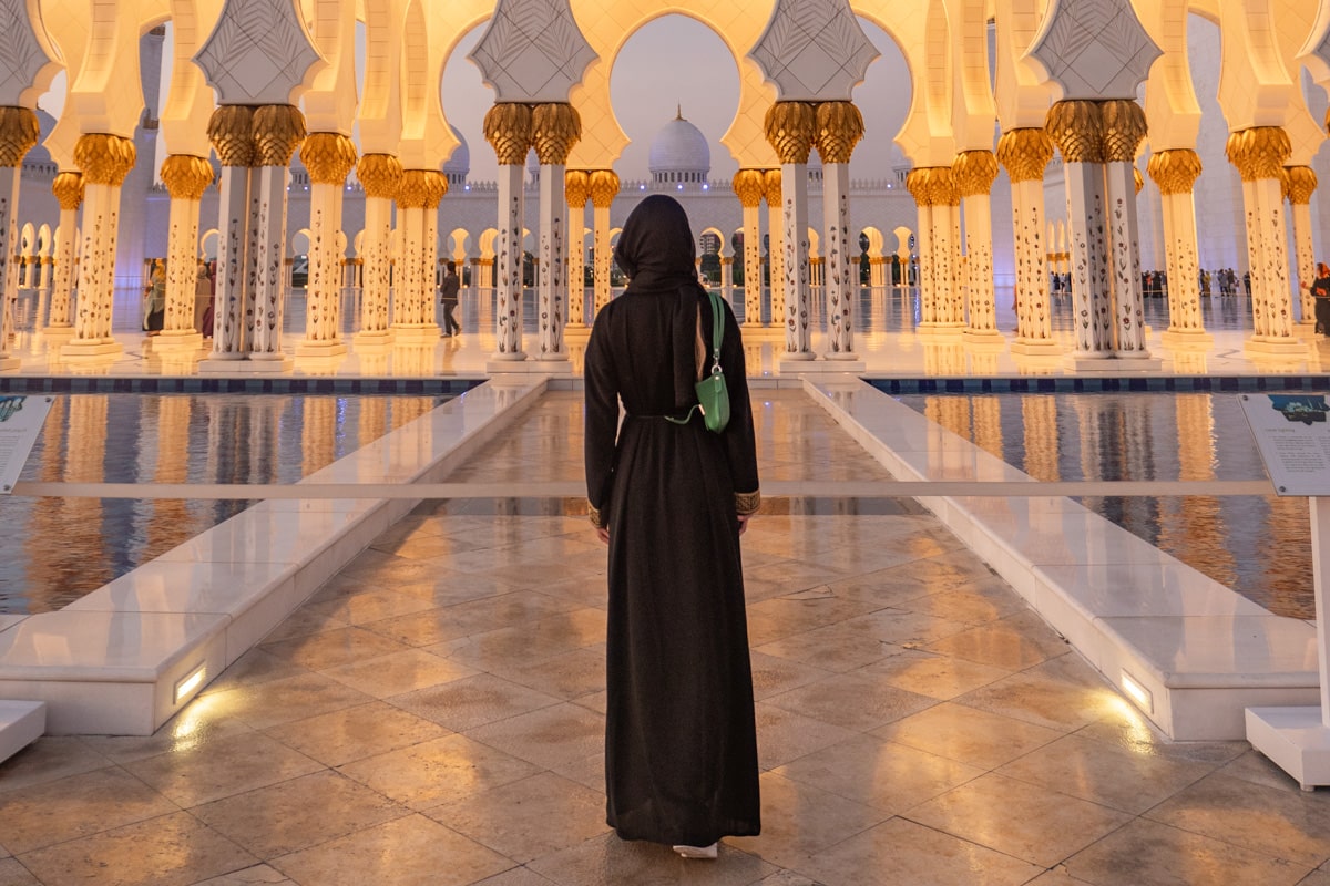 Personne en Abaya dans la Grande Mosquée d'Abu Dhabi