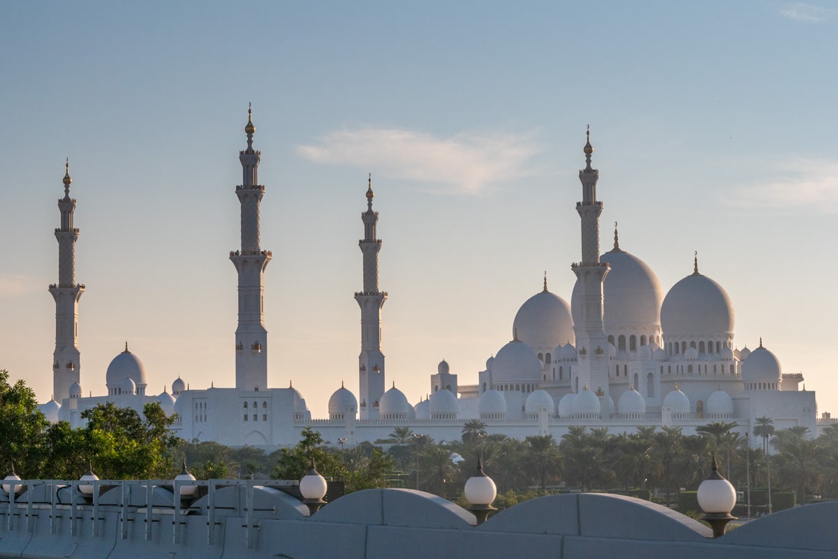 vue de la mosquée d'Abu Dhabi depuis la route