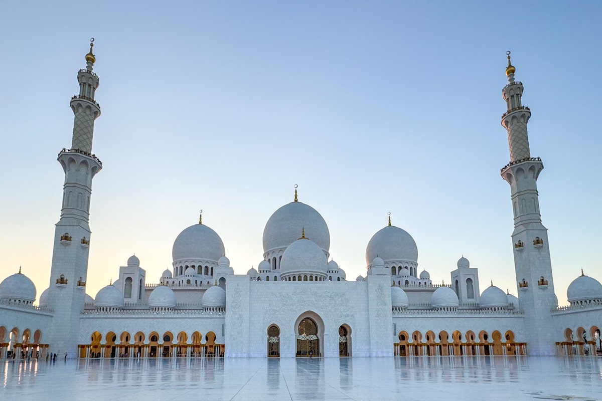 Grande mosquée d'Abu Dhabi vue de jour