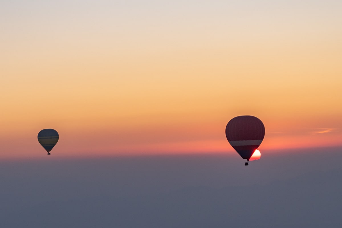 vol en montgolfière au lever du soleil
