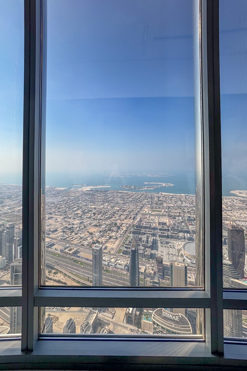 fenêtre donnant vue sur Dubai, At The Top Of The Sky