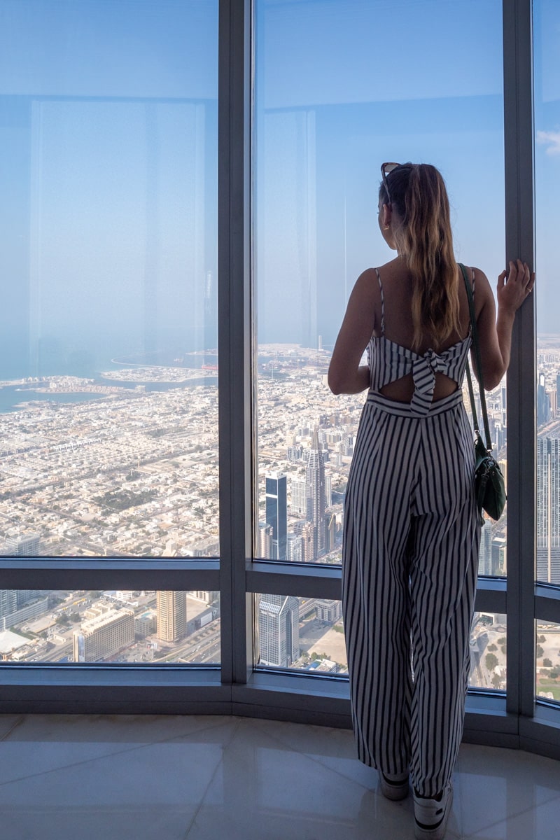 Personne profitant de la vue sur Dubai depuis Burj Khalifa