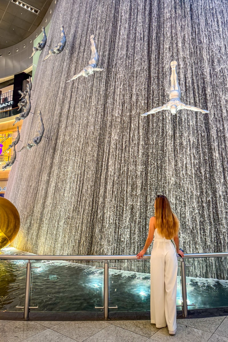 Personne devant la fontaine du Dubai Mall