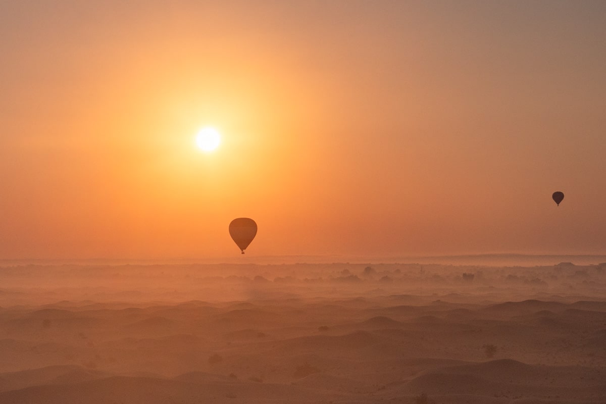 lever de soleil dans le désert de Dubai depuis une montgolfière