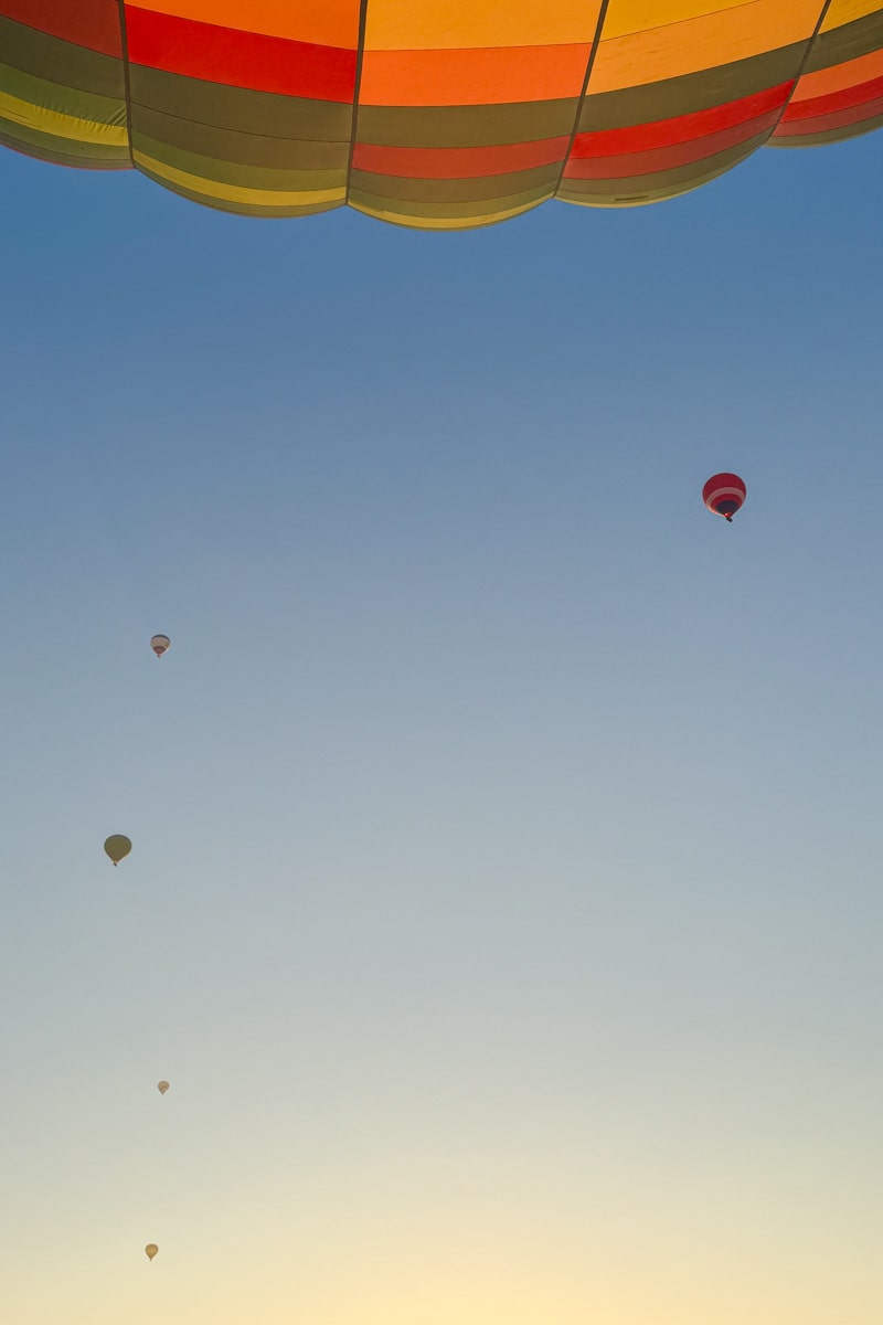 Ballon de montgolfière et montgolfières au lever du soleil