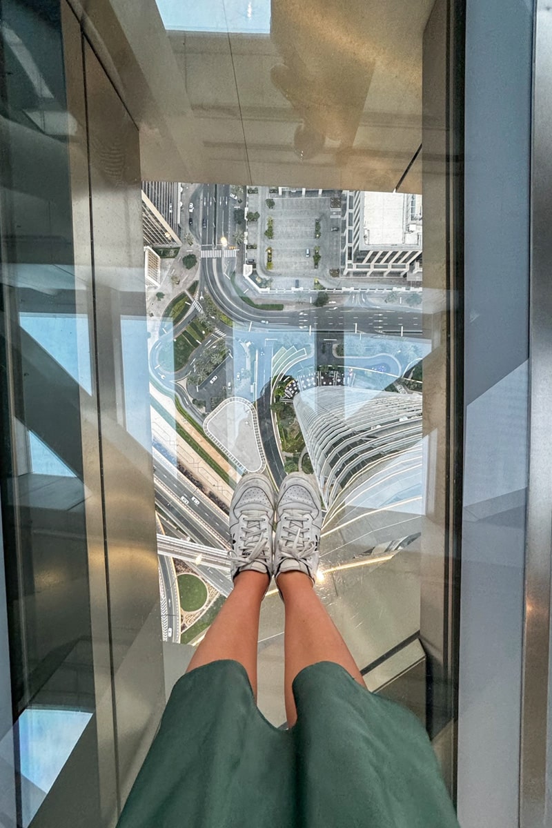 Vue depuis la plateforme de verre à Sky View Dubai