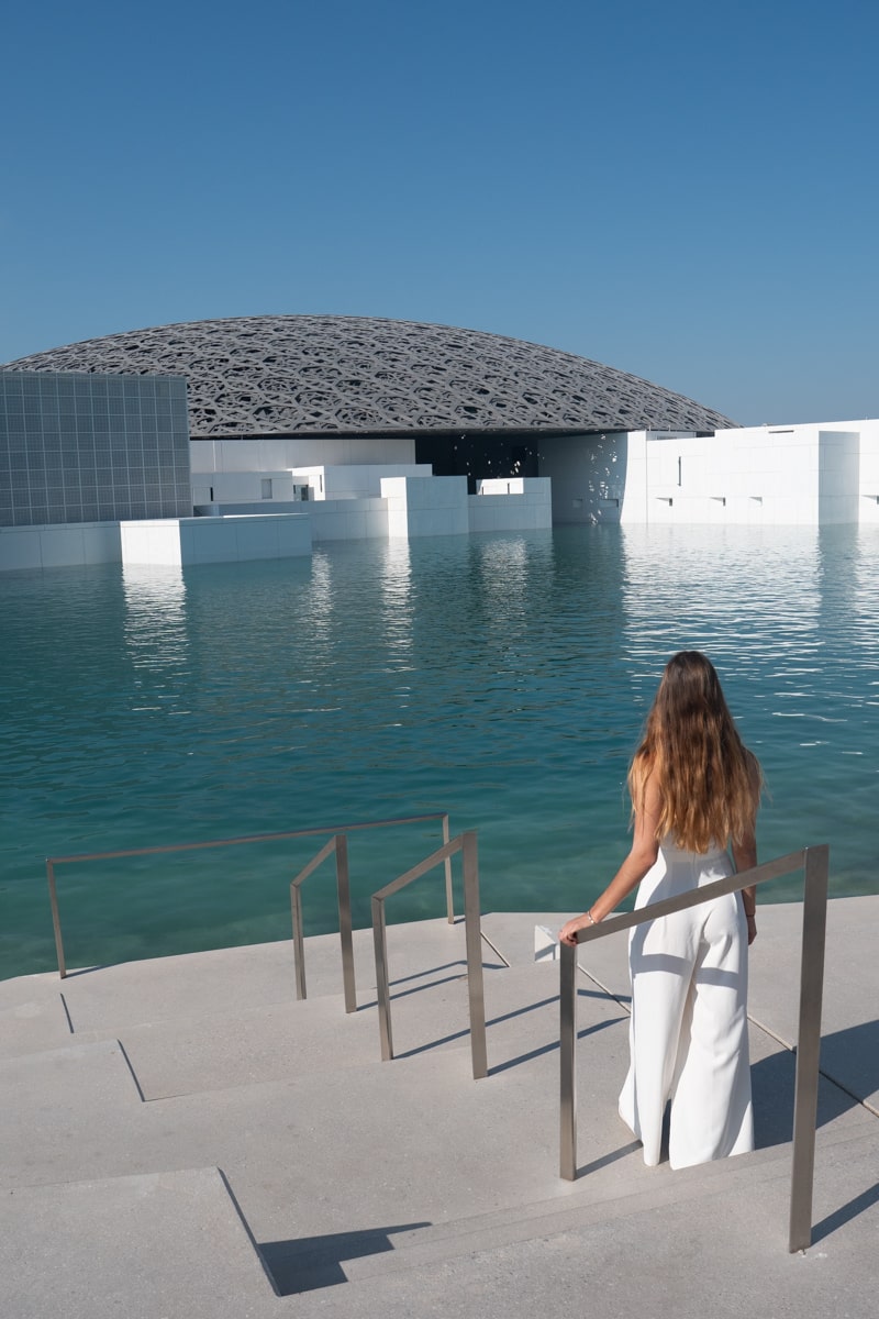 Personne face au Louvre Abu Dhabi