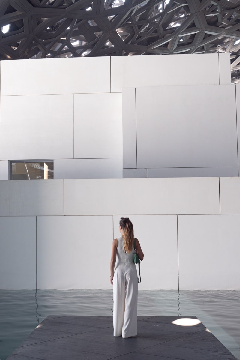 Personne à l'intérieur sous le dôme du Louvre Abu Dhabi