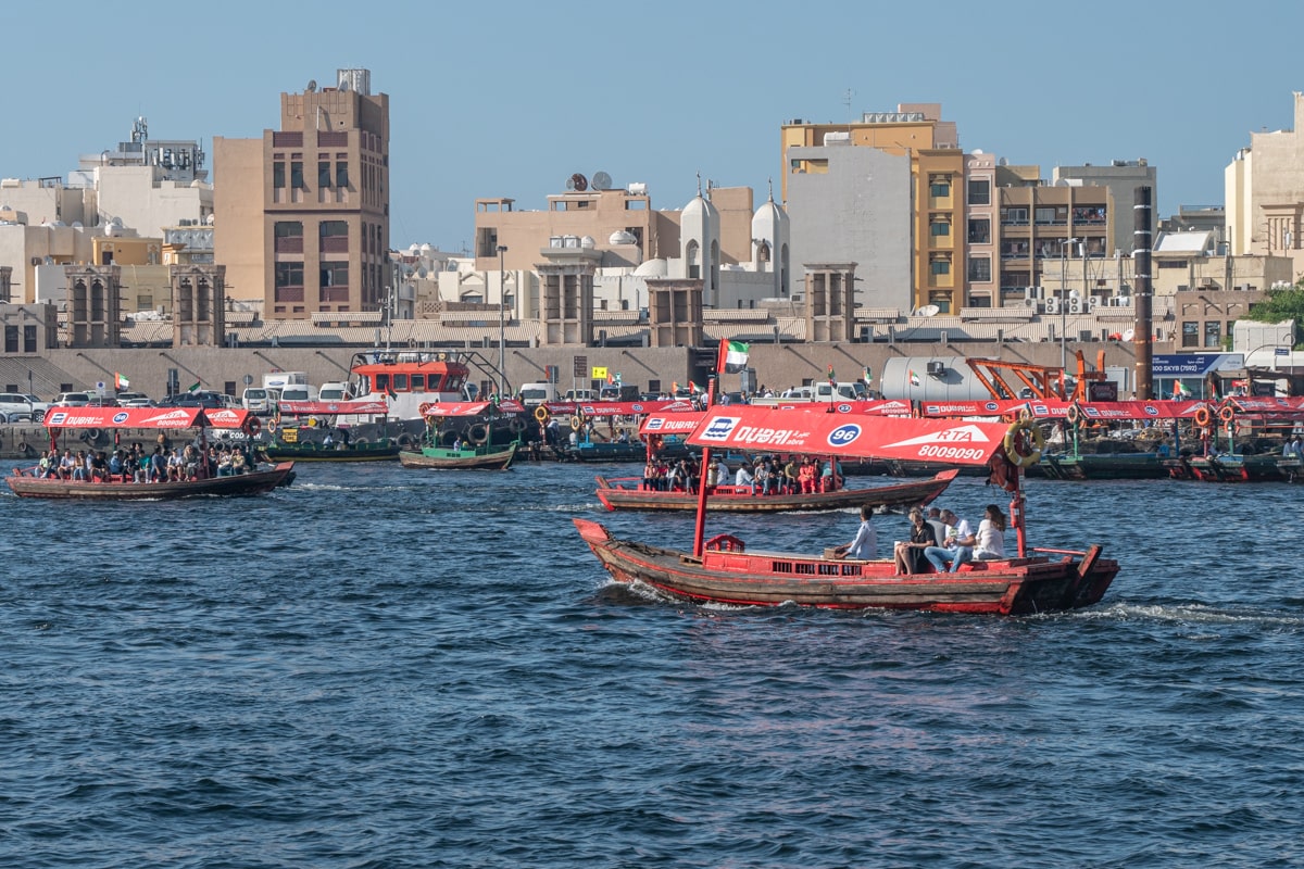 Abras sur la crique à Dubai