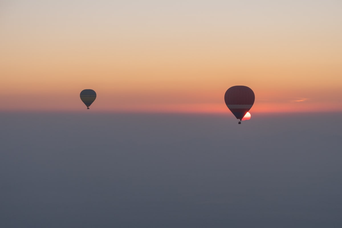 Deux montgolfières en vol