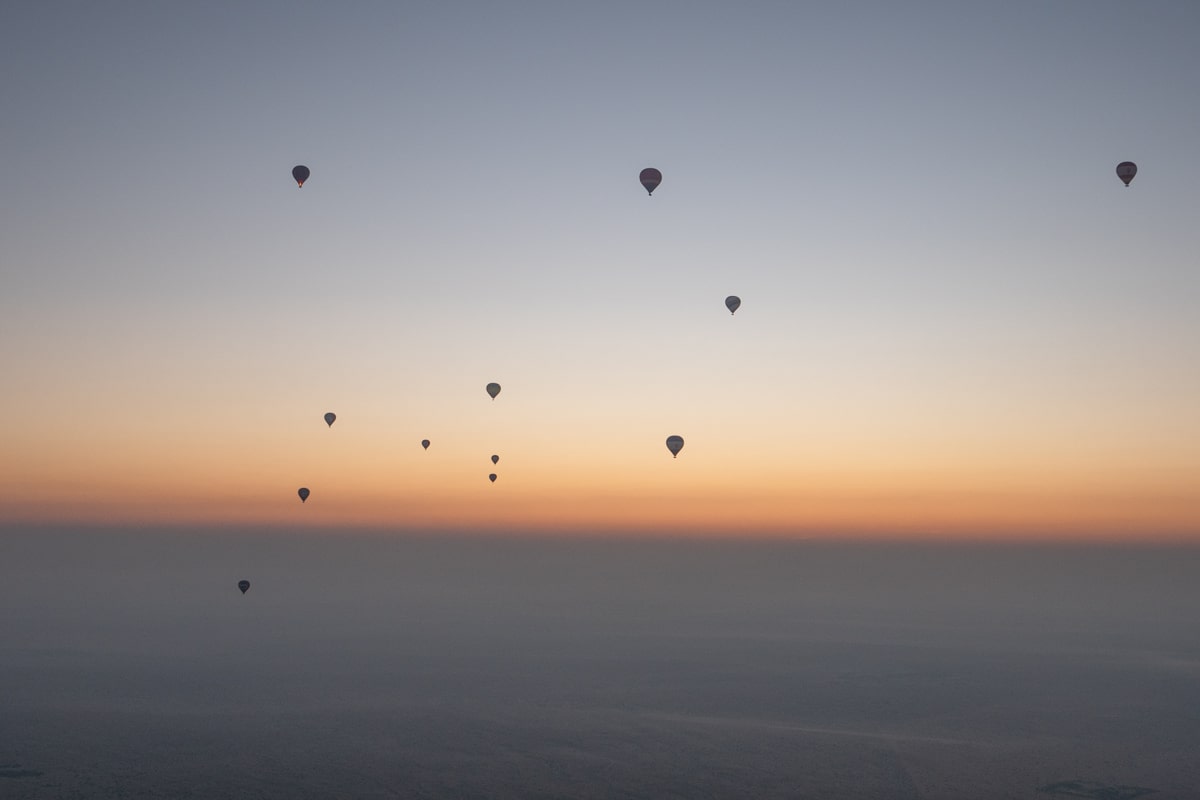 Montgolfières dans le ciel à l'aube