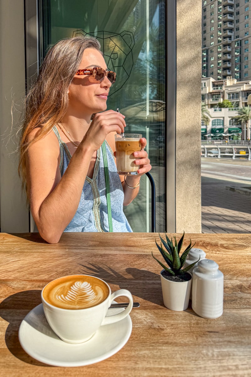 Personne dans un café à la marina de Dubai