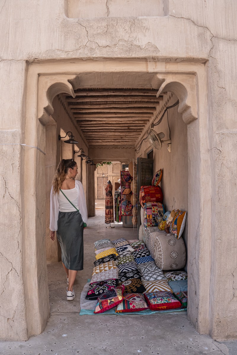 Personne dans le souk de Al Fahidi