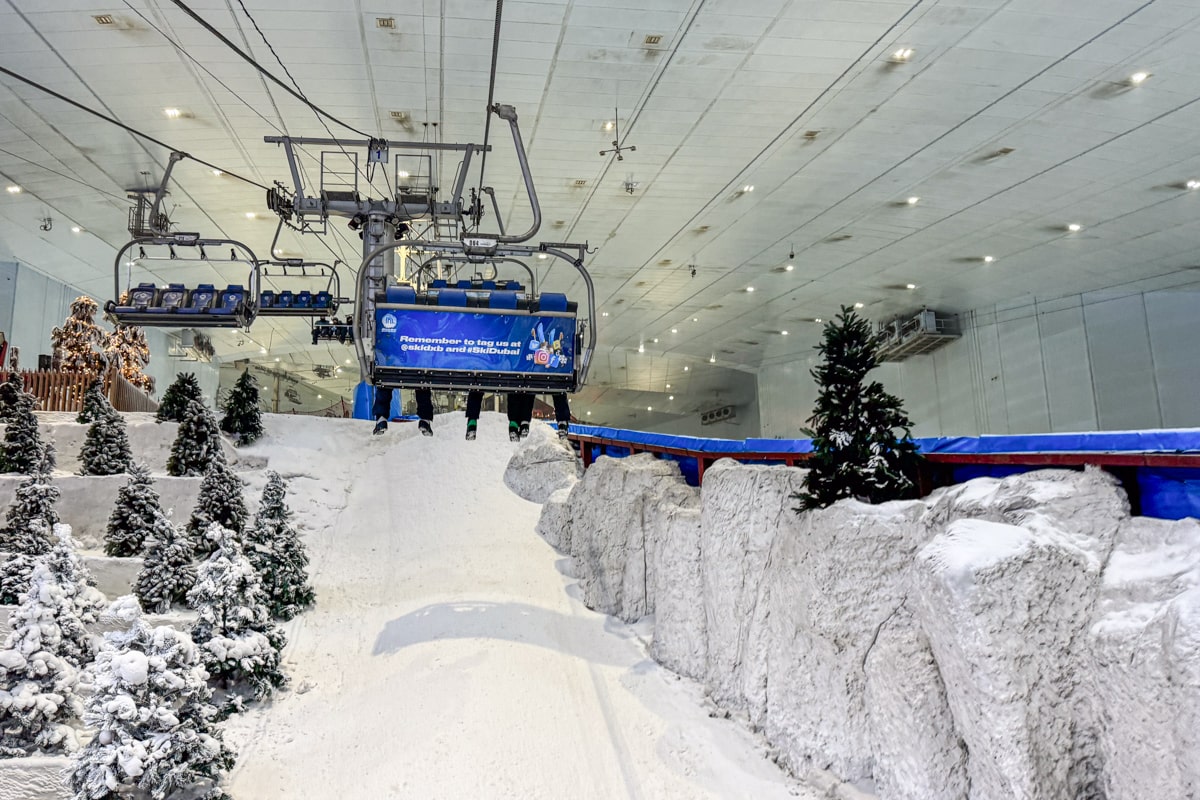 Vue sur les télésièges et la piste à Ski Dubai