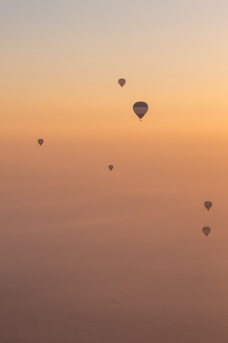 Vol de montgolfières dans le ciel