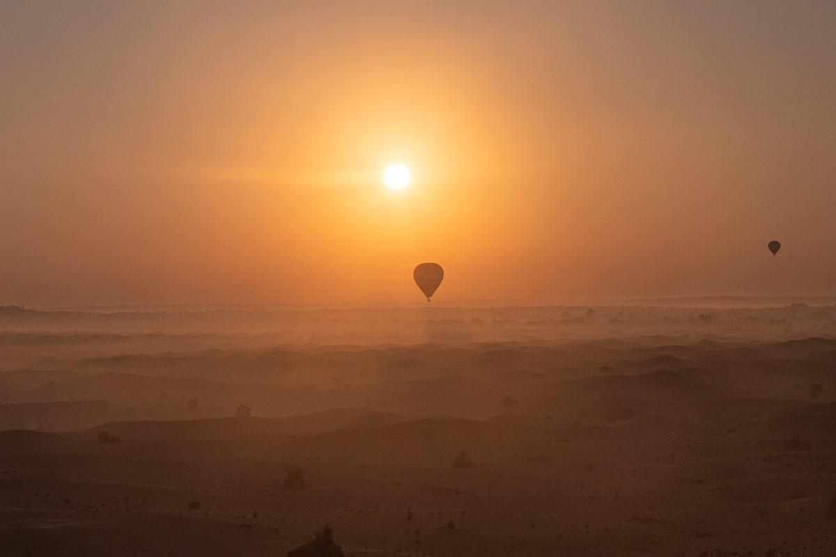 Vol de montgolfières dans le ciel