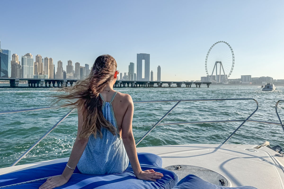 Vue depuis un yacht sur la skyline de Duba