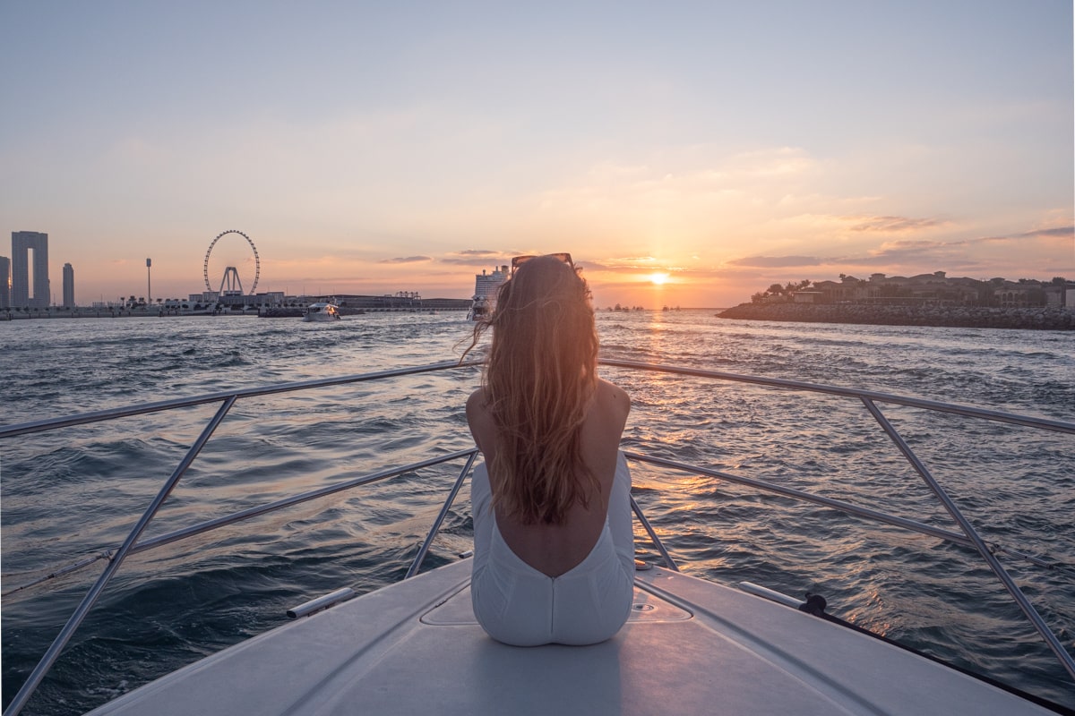 Vue sur Dubai depuis un yacht au coucher du soleil